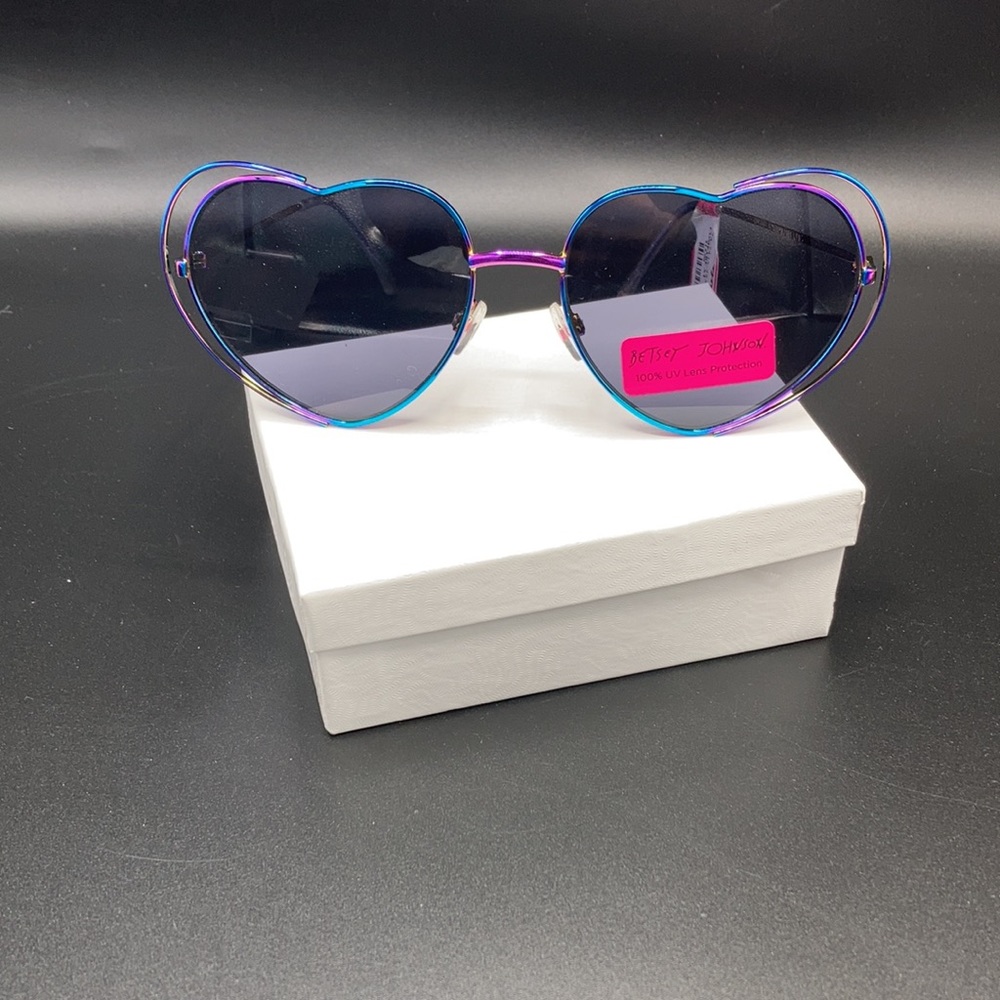 24HR DROP❗️Betsey Johnson rainbow Heart Sunglasses - Picture 4 of 5
